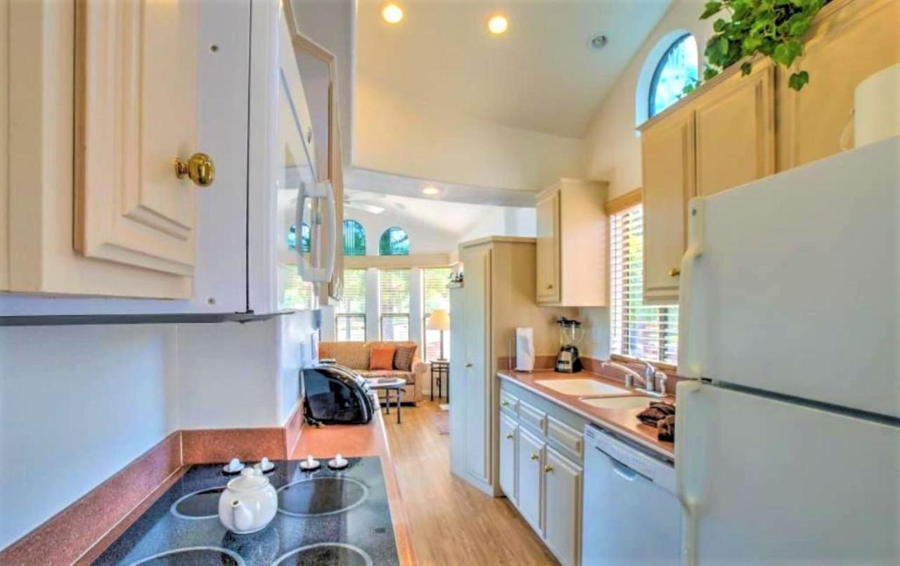 فندق سيدونا باينز ريزورت المظهر الخارجي الصورة A typical kitchen in a park model
