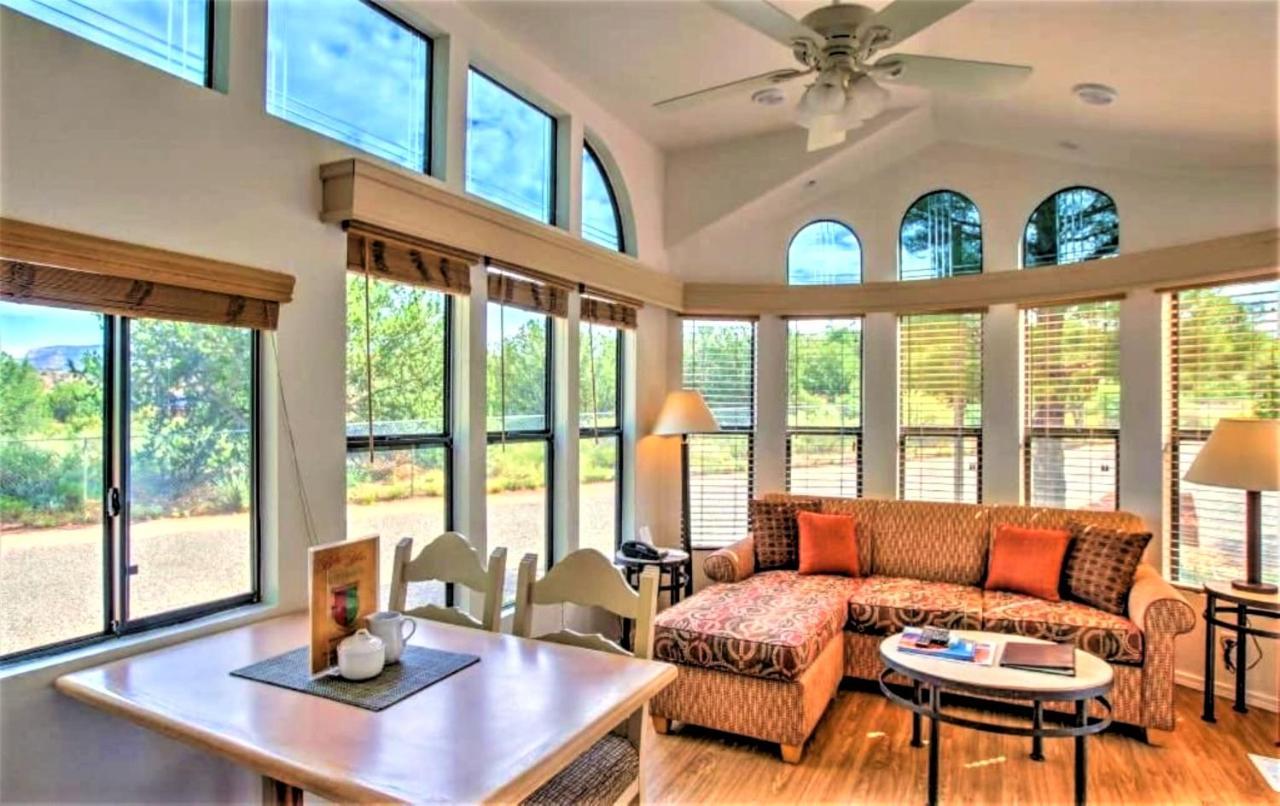 فندق سيدونا باينز ريزورت المظهر الخارجي الصورة A living room in a typical home