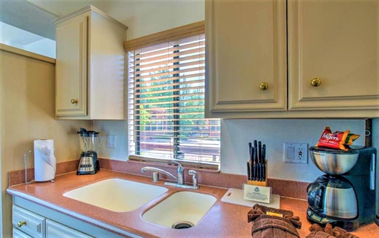فندق سيدونا باينز ريزورت المظهر الخارجي الصورة A kitchen with a double sink