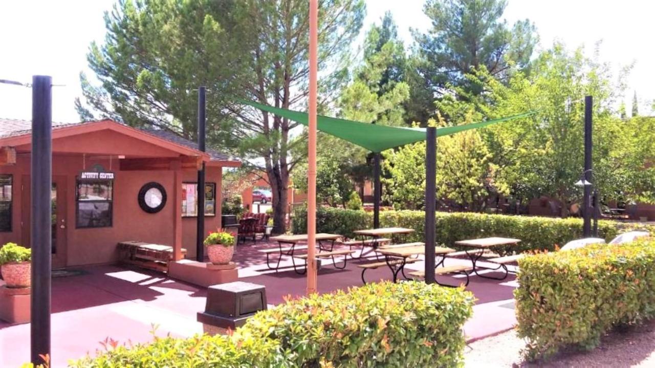 فندق سيدونا باينز ريزورت المظهر الخارجي الصورة The patio at the 2009-2010 location