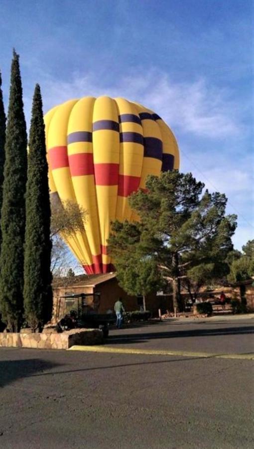فندق سيدونا باينز ريزورت المظهر الخارجي الصورة Hot air balloon landing at the Santa Ynez Valley Museum