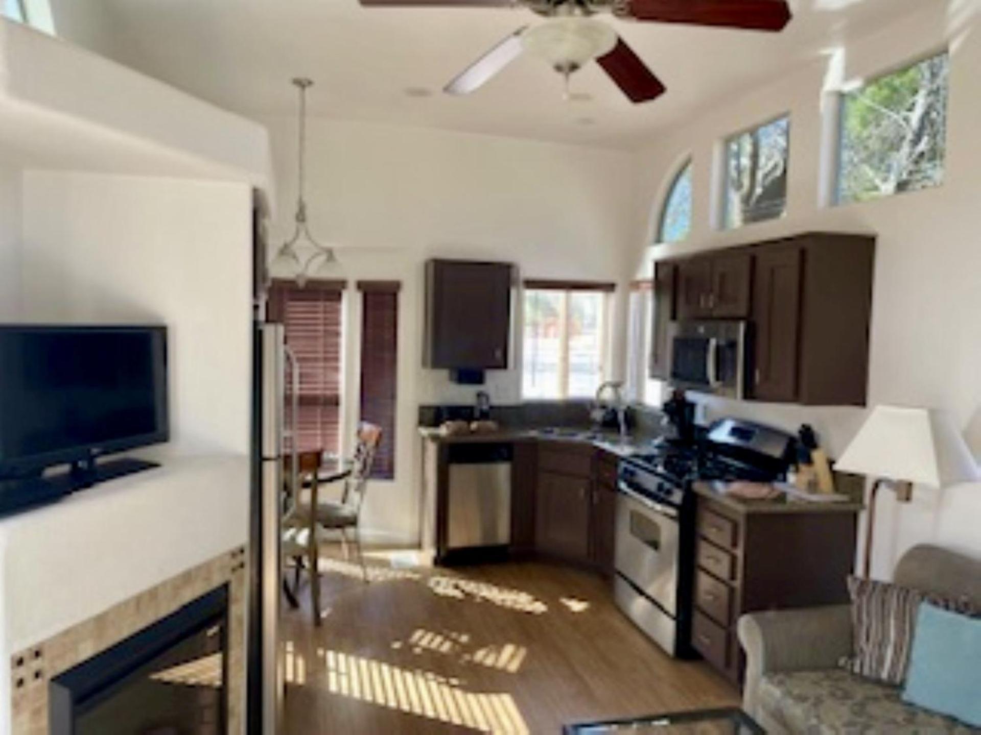 فندق سيدونا باينز ريزورت المظهر الخارجي الصورة Interior of a tiny home